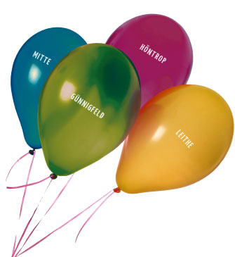 4 Luftballons mit der Aufschrift der Kirchengemeinden